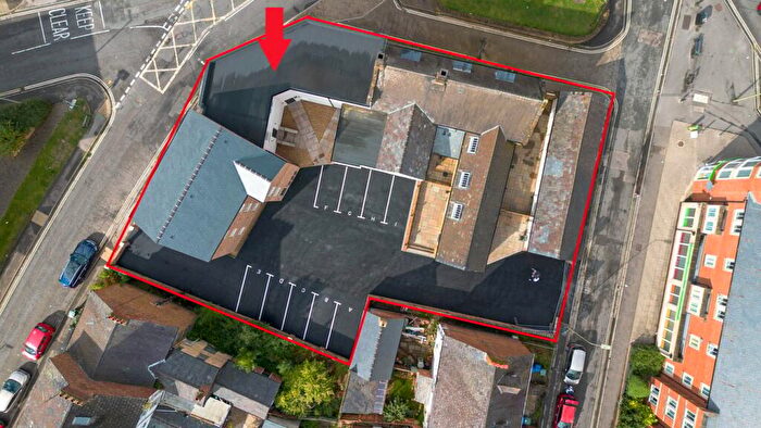 2 Bedroom Apartment For Sale In Causeway, Banbury, OX16