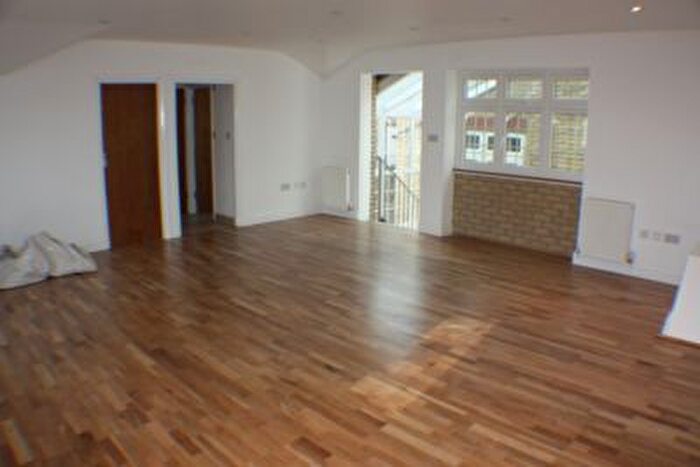 Studio To Rent In Crystle House, Queens Parade, Friern Barnet, N11