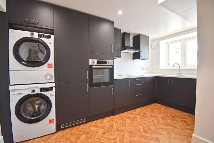 2 Bedroom Flat To Rent In Araby Corner, Shepperton, TW17