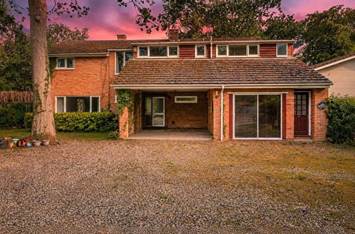5 Bedroom Detached House For Sale In Loves Wood, Mortimer Common, Reading, Berkshire, RG7