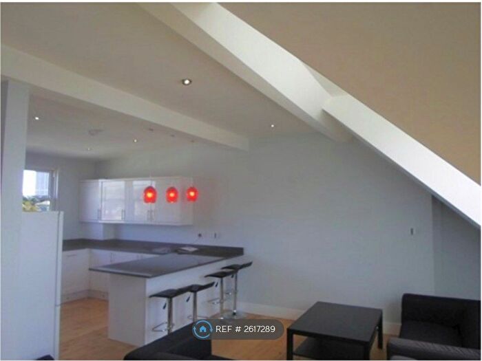 3 Bedroom Flat To Rent In The Broadway, London, SW19