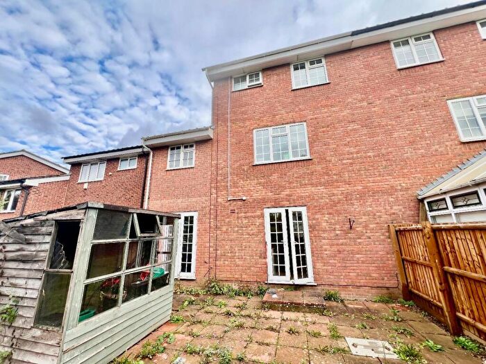 4 Bedroom Semi-Detached House For Sale In Leicester Close, Kettering, NN16