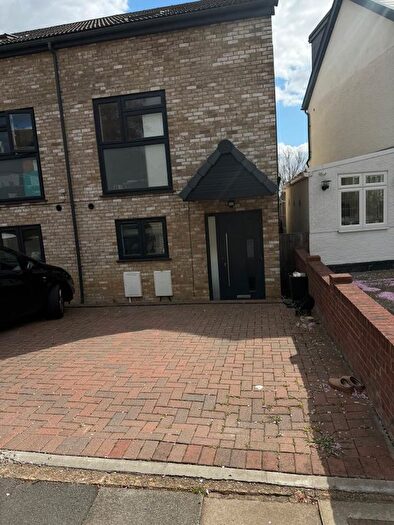4 Bedroom Detached House To Rent In Mowbrays Road, Romford, RM5