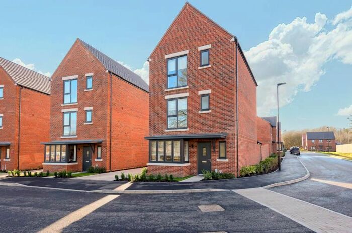 5 Bedroom Property To Rent In Nightingale Avenue, Ottershaw, Chertsey, KT16