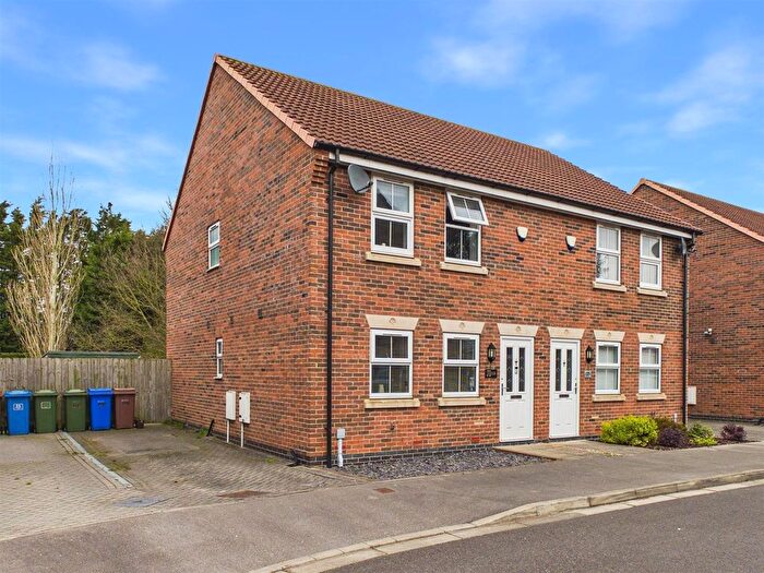 3 Bedroom Semi Detached House For Sale In Wentworth Close, Gilberdyke, HU15