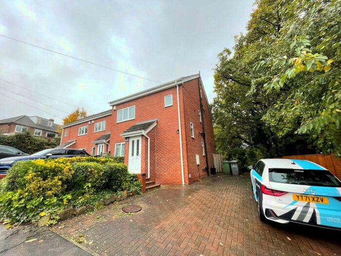 4 Bedroom House To Rent In Woodhall Drive, Kirkstall, Leeds, LS5
