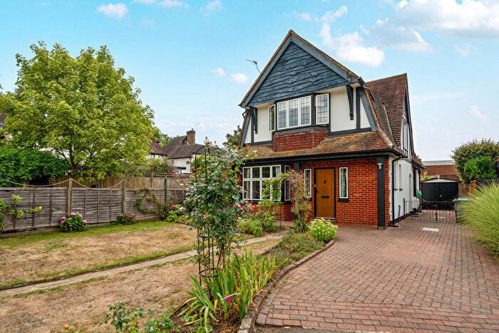 3 Bedroom Detached House For Sale In The Close, West Byfleet, KT14