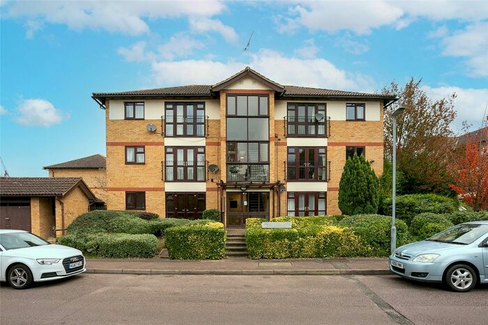 2 Bedroom Flat To Rent In Chenies Way, Watford, WD18