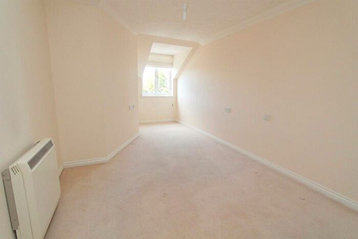 1 Bedroom Apartment For Sale In Hampton Lodge, Cavendish Road, South Sutton, SM2
