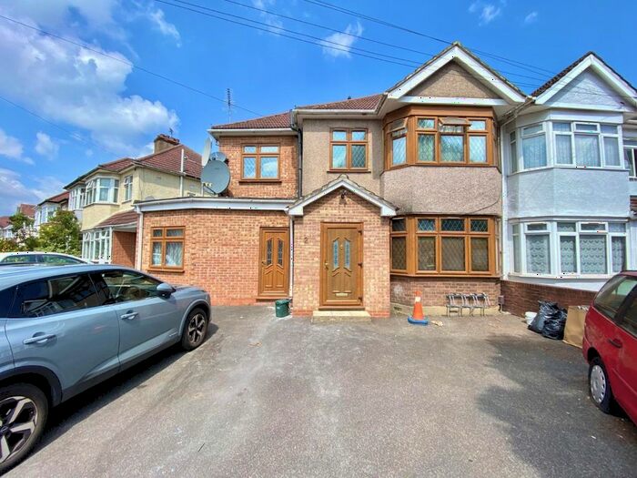 5 Bedroom Property To Rent In Morland Gardens, Southall, UB1