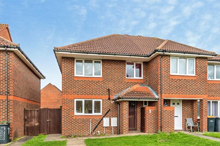 3 Bedroom Semi Detached House For Sale In Hartwell Drive, Kempston, Bedford, MK42