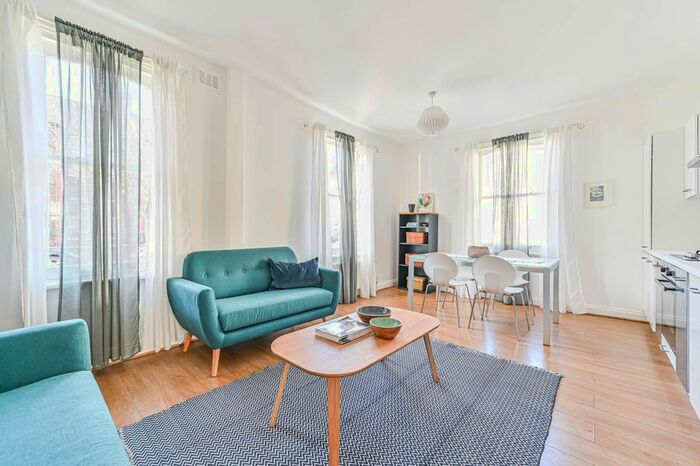 2 Bedroom Flat To Rent In Prairie Street, Battersea, London, SW8