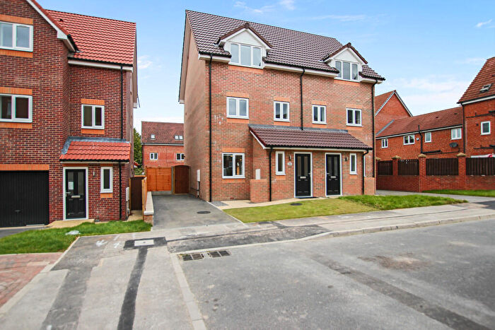 3 Bedroom Town House To Rent In Leatham Avenue, Kimberworth, S61