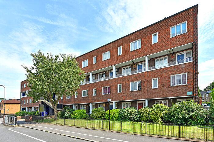 3 Bedroom Flat To Rent In Parkside Estate, Hackney., E9