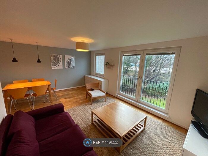 2 Bedroom Flat To Rent In New Mart Gardens, Edinburgh, EH14