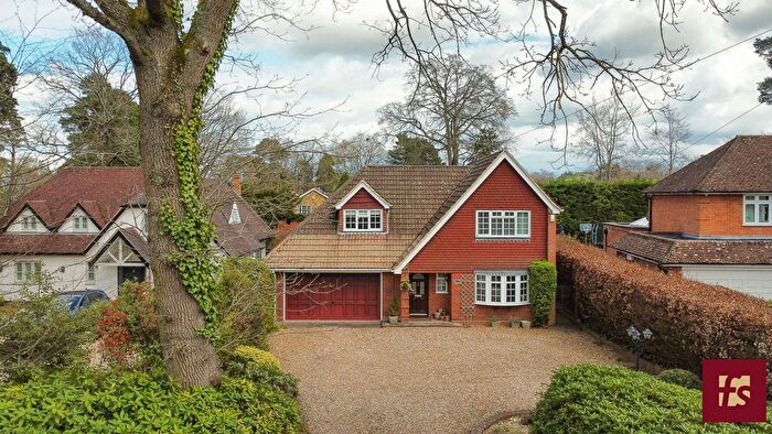 4 Bedroom Detached House For Sale In The Avenue, Crowthorne, Berkshire, RG45