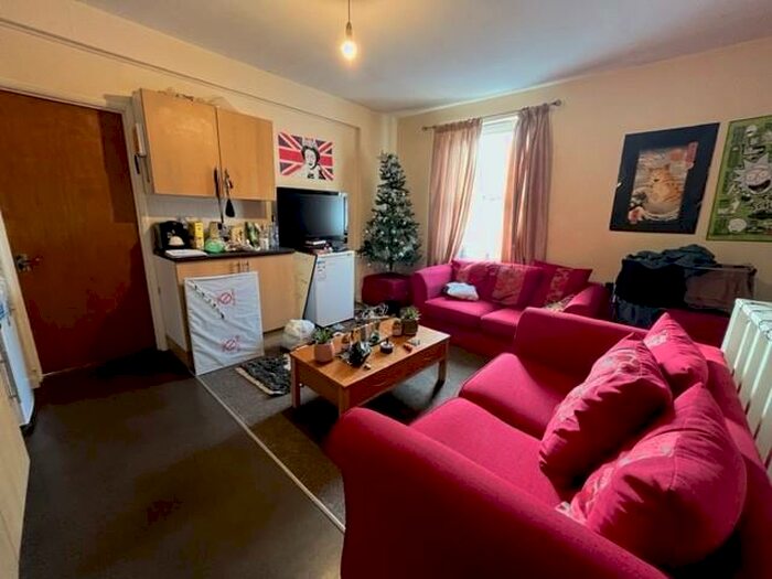 3 Bedroom Flat To Rent In Lewes Road, Brighton, BN2