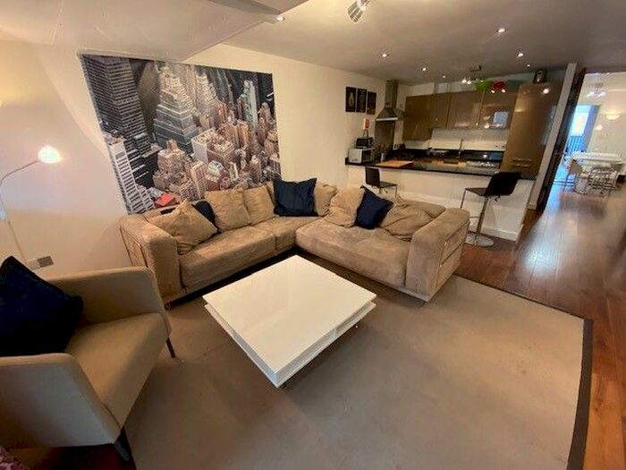 3 Bedroom Flat To Rent In Denham Street, London, SE10