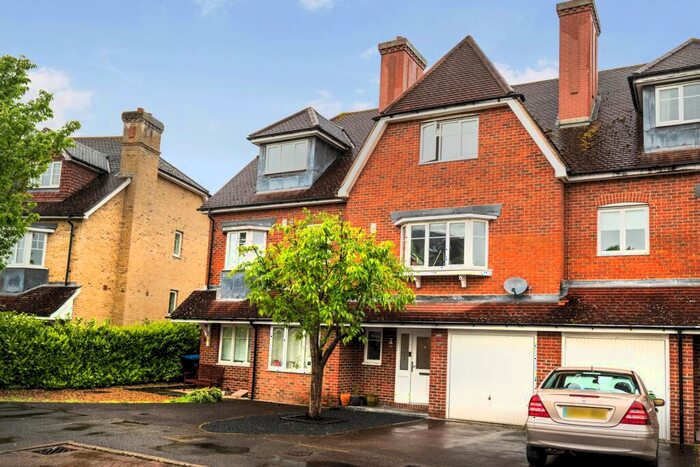 5 Bedroom Town House To Rent In Lower Green Gardens, Worcester Park, KT4