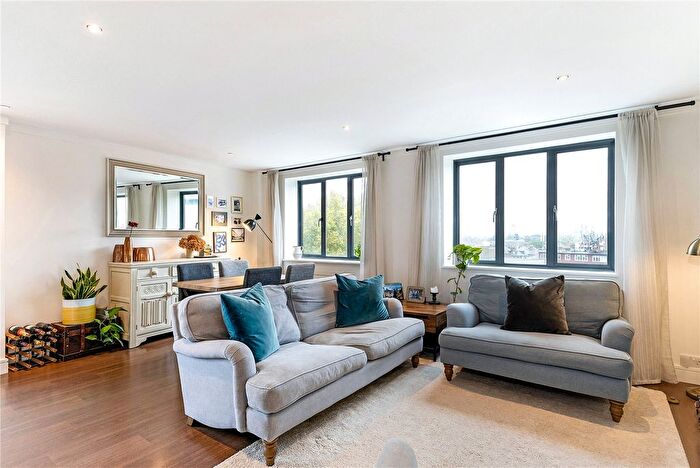 2 Bedroom Flat For Sale In Upper Richmond Road, Putney, London, SW15