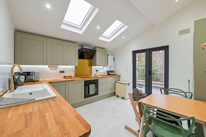 2 Bedroom Flat To Rent In Ashmount Road, , Archway, London, N19