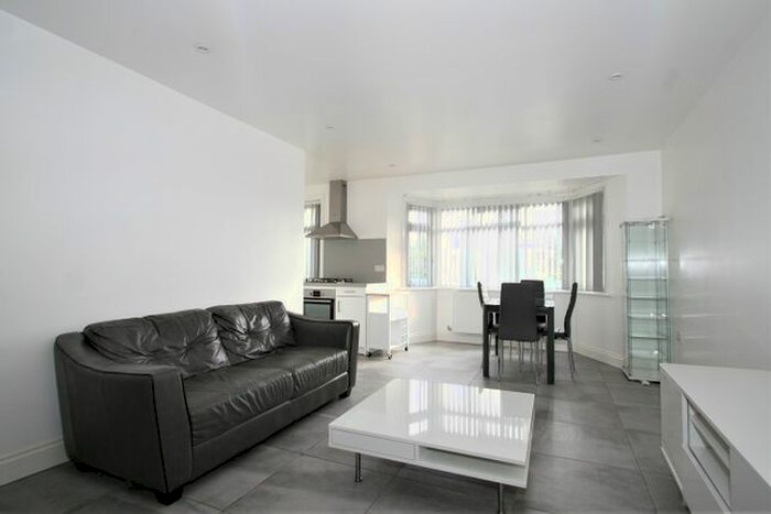 2 Bedroom Flat To Rent In Hendon Way, London, NW2