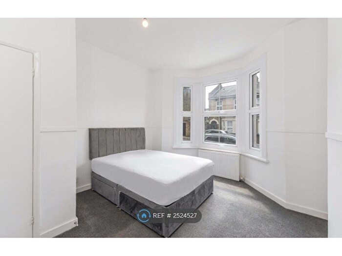 3 Bedroom Flat To Rent In Poplar Road, London, SE24