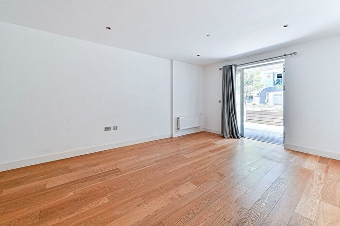 3 Bedroom Flat To Rent In Love Lane, Woolwich, London, SE18