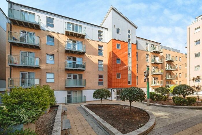 1 Bedroom Flat For Sale In Queen Mary Avenue, London, E18