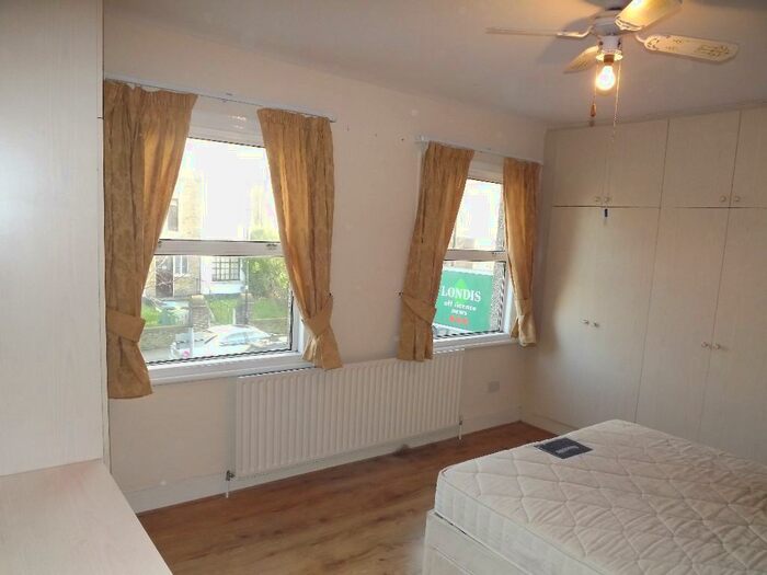 3 Bedroom Flat To Rent In Gibbon Road, Nunhead, London, SE15