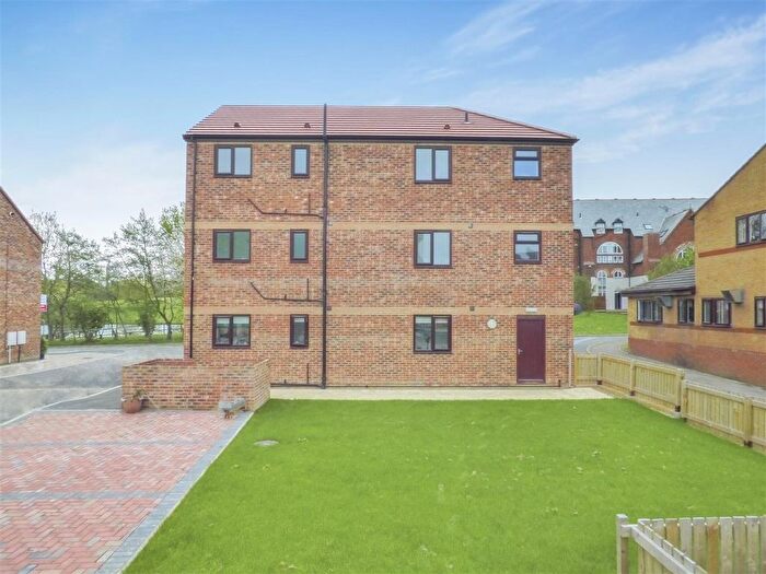 2 Bedroom Flat To Rent In Waterpark View, Kinsley, Pontefract, WF9