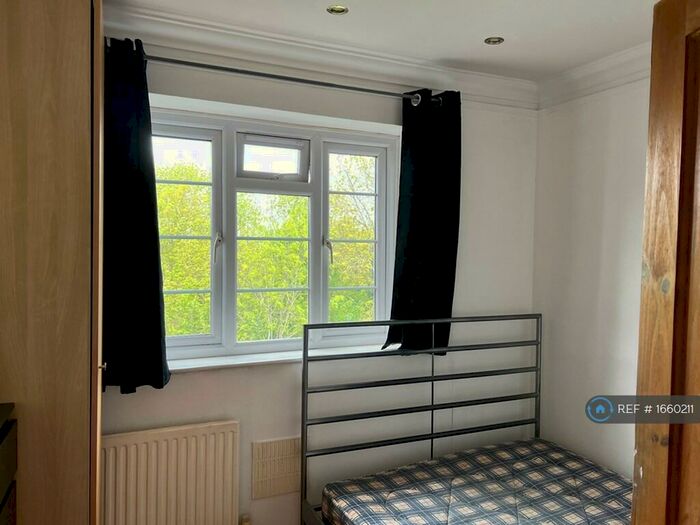 3 Bedroom Flat To Rent In Dorchester Court, London, N10