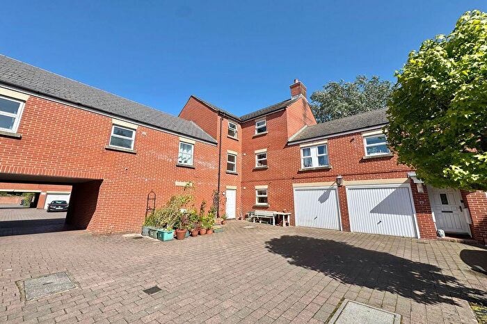 2 Bedroom Flat For Sale In Rowan Place, Weston-Super-Mare - Garage & Parking, BS24
