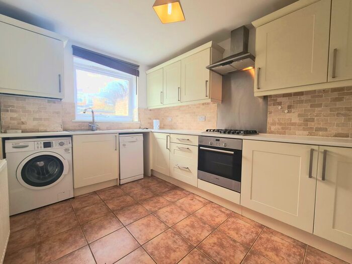 3 Bedroom Town House To Rent In Cornford Close, Bromley, BR2