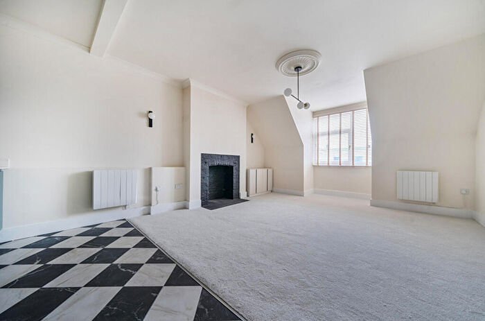 1 Bedroom Apartment For Sale In Palmeira Avenue, Hove, East Sussex, BN3