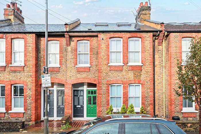 2 Bedroom Flat For Sale In Ingelow Road, London, SW8