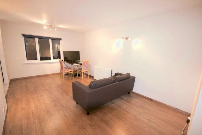 2 Bedroom Flat To Rent In Goodwin Close, Bermondsey, London, SE16