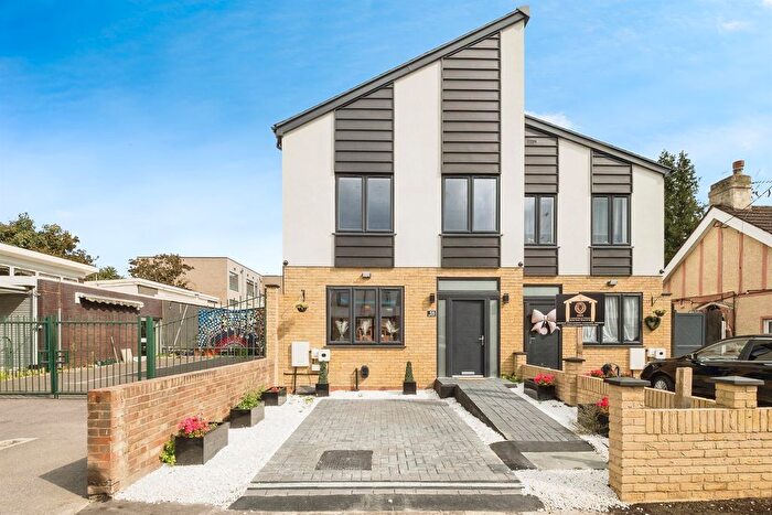 4 Bedroom Semi-detached House For Sale In South Street, Rainham, RM13