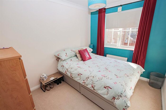 3 Bedroom End Of Terrace House For Sale In Bascombe Grove, Braeburn Park, Crayford, DA1