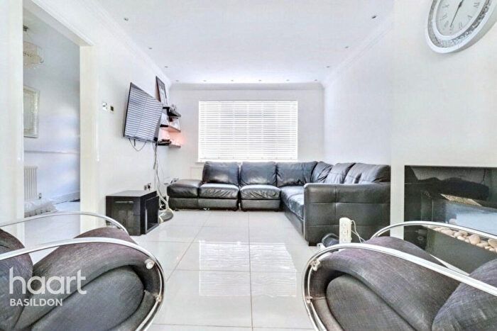 3 Bedroom Terraced House For Sale In Passingham Avenue, Billericay, CM11