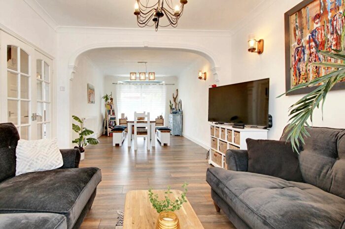 4 Bedroom Semi-Detached House For Sale In Kingswood Avenue, Leicester, LE3