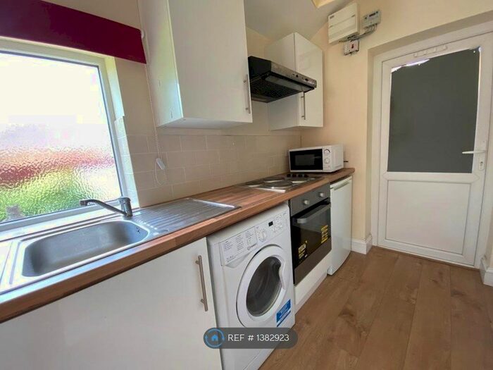 Studio To Rent In Great West Road, Hounslow, TW5