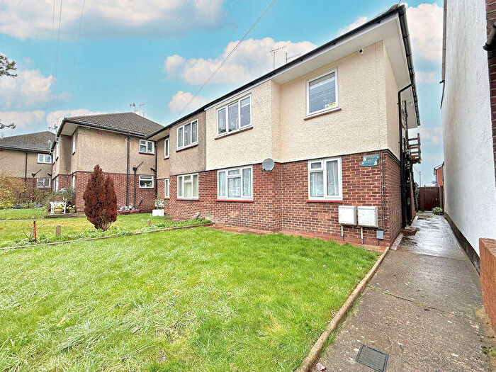 2 Bedroom Maisonette For Sale In Chiltern Road, Dunstable, LU6