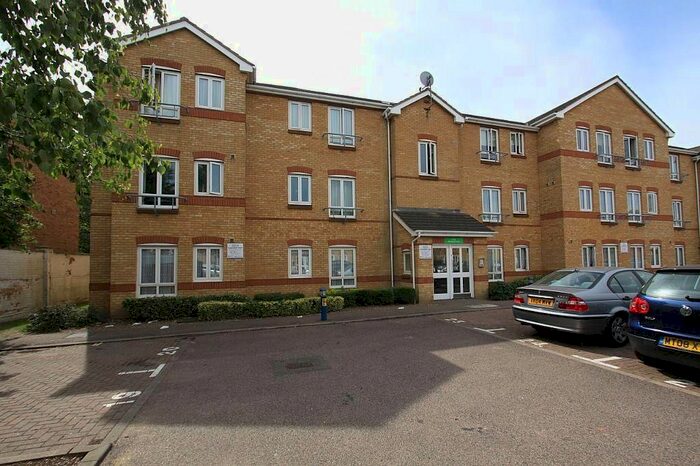 2 Bedroom Flat To Rent In Dominion Close, Hounslow, TW3