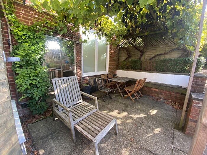 1 Bedroom Flat To Rent In Epsom Road, Holy Trinity, GU1