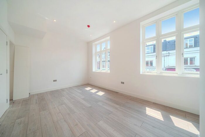 5 Bedroom Flat To Rent In Upper Richmond Road West, London, SW14
