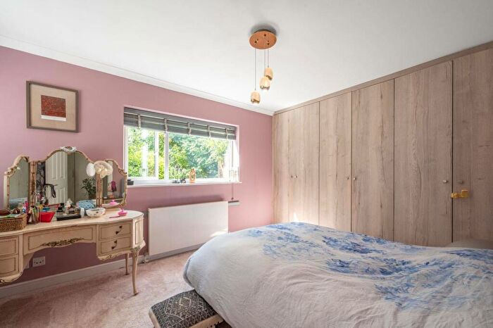 2 Bedroom Flat For Sale In Sunrise View, Mill Hill, London, NW7