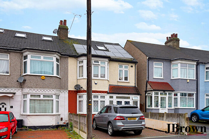 4 Bedroom End Of Terrace House For Sale In Wainfleet Avenue, Romford, Essex, RM5