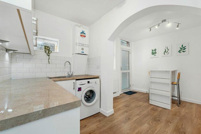 2 Bedroom Flat To Rent In Dunstans Road, East Dulwich, London, SE22