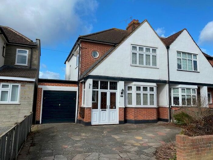 3 Bedroom Semi-detached House To Rent In Sycamore Avenue, Upminster, RM14